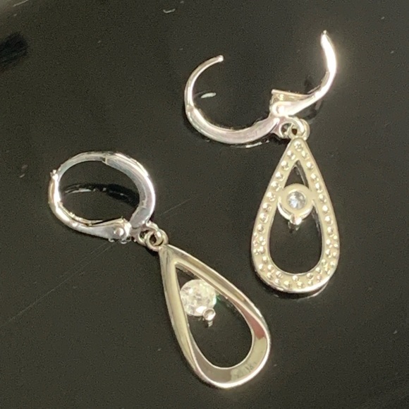 💖🆕 Crystal & Silver Hook Drop Earrings - Picture 2 of 3